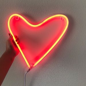 UO Neon heart light